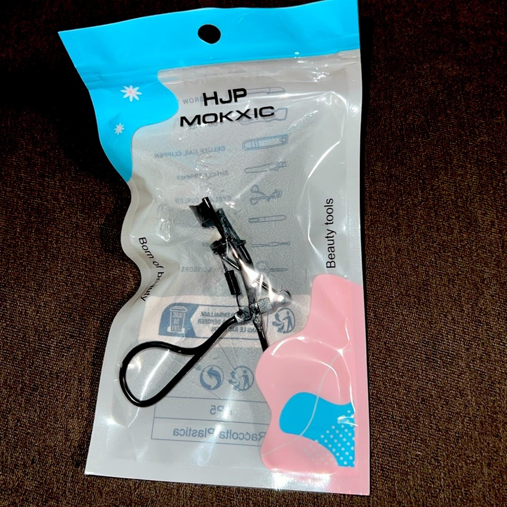 BRAND NEWW EYE LASHES CURLER